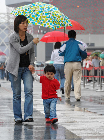 Mothers and children visit the Expo on Mother's Day