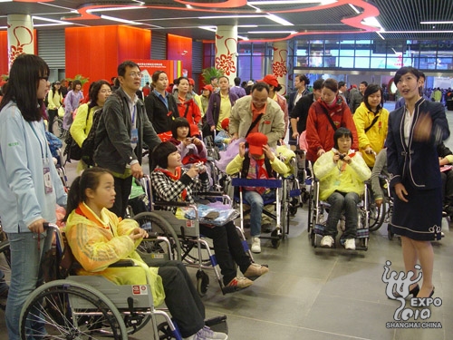 Disadvantaged children tour China Pavilion