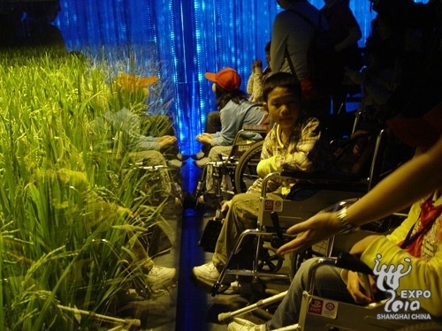 Disadvantaged children tour China Pavilion