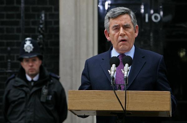 British Prime Minister Gordon Brown announces on Monday afternoon in front of his official residence that he will resign as Labour Party leader and his party will hold formal talks with Lib Dems. [Xinhua]