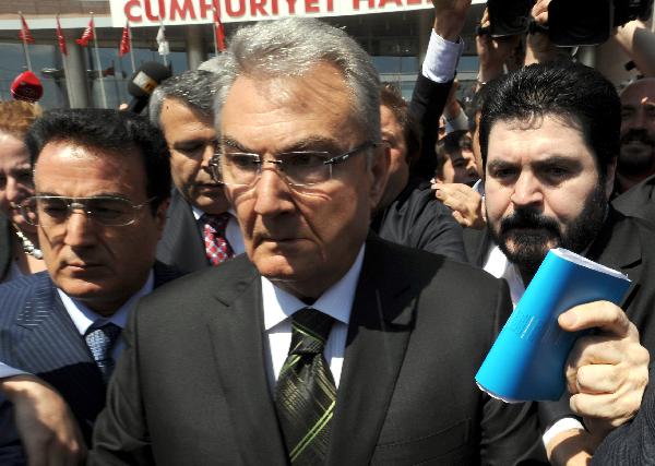 Deniz Baykal, leader of Turkey&apos;s main opposition Republican People&apos;s Party (CHP), leaves a press conference in Ankara, capital of Turkey, May 10, 2010. Deniz Baykal resigned from his post on Monday after the release of a videotape allegedly showing him having an affair with a female lawmaker, Turkish media reported. [Xinhua]