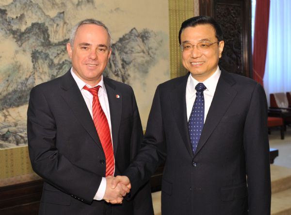 Chinese Vice Premier Li Keqiang (R) meets with Israeli Minister of Finance Yuval Steinitz in Beijing, capital of China, on May 10, 2010. [Huang Jingwen/Xinhua]