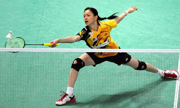 Maylaysia's Mew Choo Wong returns the shuttle during a Group A match against Rena Wang of the United States at the Uber Cup finals in Kuala Lumpur, Malaysia, May 10, 2010. Maylaysia won 5-0. (Xinhua/Song Zhenping)