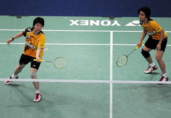 Wong Pei Tty and Chin Eei Hui (L) of Maylaysia compete during a Group A match against Priscilla Lun and Keui-Ya Chen of the U.S. at the Uber Cup finals in Kuala Lumpur, Malaysia, May 10, 2010. (Xinhua/Song Zhenping)