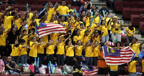 Fans of Maylaysia cheer for their team during a Group A match against the United States at the Uber Cup finals in Kuala Lumpur, Malaysia, May 10, 2010. Maylaysia won 5-0. (Xinhua/Zhang Chen)