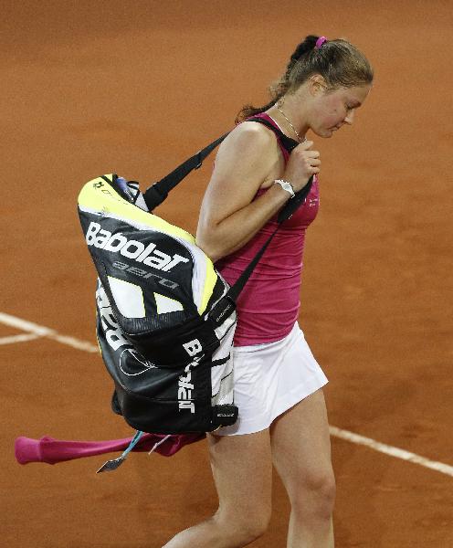 Dinara Safina of Russia leaves after losing against Klara Zakopalova of the Czech Republic after their Madrid Open tennis match May 10, 2010. (Xinhua/Reuters Photo) 