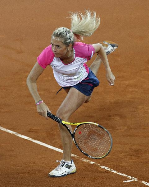 Klara Zakopalova of the Czech Republic serves to Dinara Safina of Russia during their Madrid Open tennis match May 10, 2010. (Xinhua/Reuters Photo)