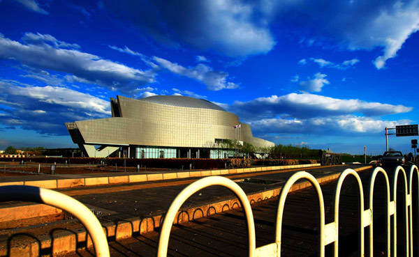 Beijing's first auto museum has entered its last trial operation stage before making its debut to the public, with surrounding traffic links and other infrastructure facilities now completed. Located beside the city's south fourth ring road, the outer shell of the museum looks like a big eye or the head of an automobile. 