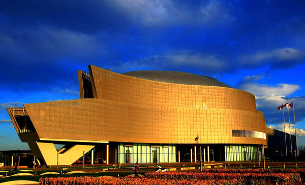 Beijing's first auto museum has entered its last trial operation stage before making its debut to the public, with surrounding traffic links and other infrastructure facilities now completed. Located beside the city's south fourth ring road, the outer shell of the museum looks like a big eye or the head of an automobile. 