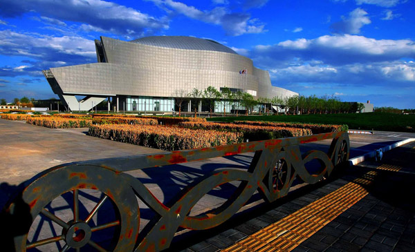 Beijing's first auto museum has entered its last trial operation stage before making its debut to the public, with surrounding traffic links and other infrastructure facilities now completed. Located beside the city's south fourth ring road, the outer shell of the museum looks like a big eye or the head of an automobile. 