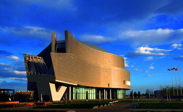 Beijing's first auto museum has entered its last trial operation stage before making its debut to the public, with surrounding traffic links and other infrastructure facilities now completed. Located beside the city's south fourth ring road, the outer shell of the museum looks like a big eye or the head of an automobile. 