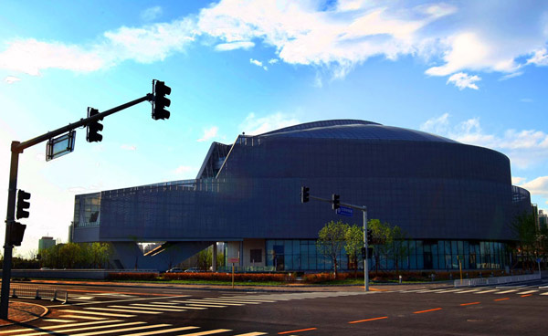 Beijing's first auto museum has entered its last trial operation stage before making its debut to the public, with surrounding traffic links and other infrastructure facilities now completed. Located beside the city's south fourth ring road, the outer shell of the museum looks like a big eye or the head of an automobile. 