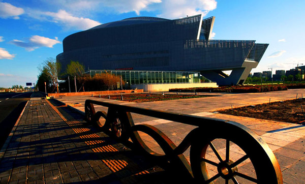 Beijing's first auto museum has entered its last trial operation stage before making its debut to the public, with surrounding traffic links and other infrastructure facilities now completed. Located beside the city's south fourth ring road, the outer shell of the museum looks like a big eye or the head of an automobile. 