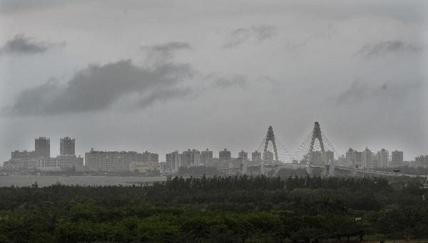 Dark cloud is seen above Haikou, capital of south China's Hainan Province, May 10, 2010. Local weather station issued warnings on rain storms Monday. [Xinhua] 