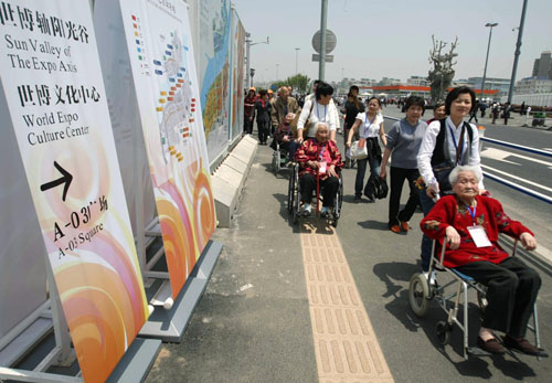 Centenarians visit China Pavilion