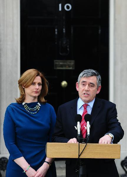 Gordon Brown (R), accompanied by his wife Sarah, announces his resignation as British Prime Minister in front of his official residence of 10 Downing Street in London, May 11, 2010. [Zeng Yi/Xinhua] 