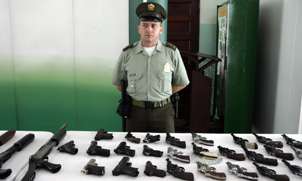 Confiscated guns are displayed in Medellin, Colombia, May 11, 2010. Colombian police intensified efforts to seize loose arms as the presidential elections was set be held on May 30. [Juan Solano/Xinhua]