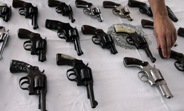 Confiscated guns are displayed in Medellin, Colombia, May 11, 2010. [Juan Solano/Xinhua]