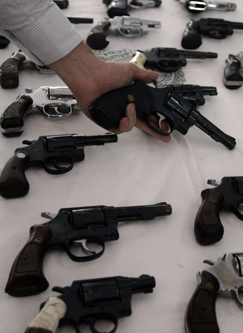 Confiscated guns are displayed in Medellin, Colombia, May 11, 2010. [Juan Solano/Xinhua]