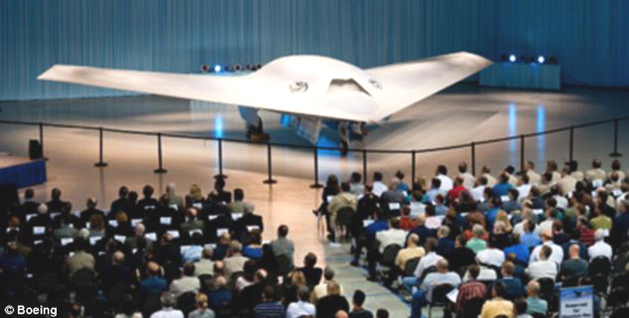 Boeing&apos;s newest research aircraft gets a public unveiling in St. Louis, the United States, May 11, 2010. With a creepy look, it&apos;s called the Phantom Ray, words very suited to its future spying role and its sleek lifting-body shape. [Boeing.com]