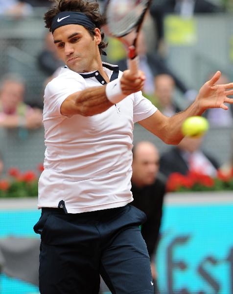 Switzerland's Roger Federer returns the ball to Benjamin Becker of Germany during their Madrid Open tennis match May 11, 2010. (Xinhua/Reuters Photo)