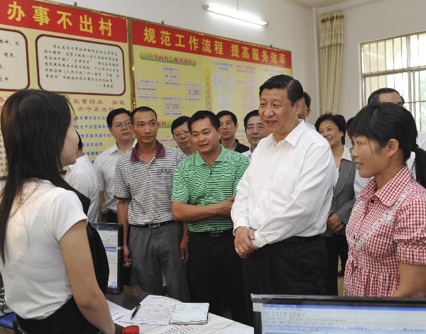 Chinese Vice President Xi Jinping (2nd R Front) talks to local residents in Baise, south China's Guangxi Zhuang Autonomous Region, May 10, 2010. Xi went to Baise and Nanning from May 9 to 11 for an investigation. [Xinhua]