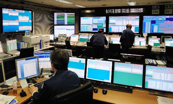 The staff members of the Japan Meteorological Agency (JMA) monitor earthquakes in Tokyo, the capital of Japan, on May 11, 2010. [Xinhua]