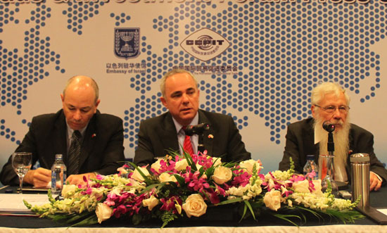 (from left to right) Israel's treasury chief Haim Shani, Finance Minister Yuval Steinitz and Professor Robert J. Aumann attend a press conference held at the Kerry Center Hotel in Beijing on May 11, 2010. 