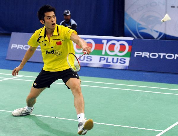 China's Lin Dan returns a shot to South Korea's Park Sung Hwan during the men's singles match of the quarterfinals of Thomas Cup badminton championships in Kuala Lumpur, Malaysia, on May 12, 2010. (Xinhua/Song Zhenping)