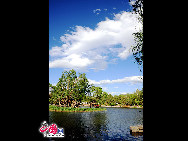 Photo taken on May 12, 2010 shows the beautiful scenery in the Zizhuyuan Park in Beijing. Entering the park, visitors find themselves in a bamboo world: the entrance, tables and chairs are made of bamboo; even the bridges and pavilions are decorated with bamboo. [Photo by Li Yi]