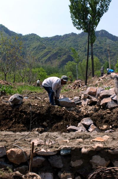 Villagers work at a ditch construction site in Xiaying town in Jixian County of Tianjin Municipality, China, May 12, 2010. Tianjin has launched its 2010 Jixian county water-soil conservation project, which aims to improve 14 square kilometers of water and soil erosion. Jixian county is the only domestic water source for Tianjin&apos;s six million urban population. [Xinhua] 