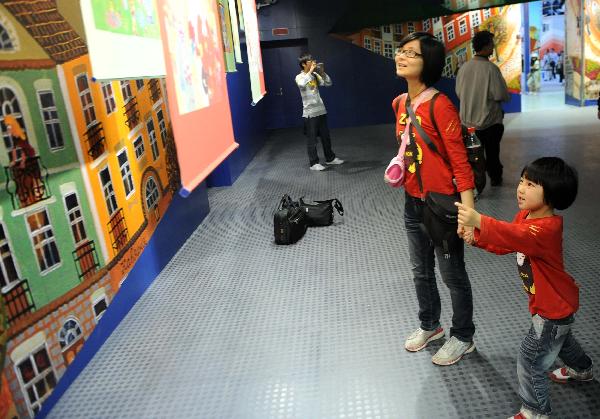 Jin Ruofei and her mother visit the Belarus Pavilion at the World Expo Park in Shanghai, east China, May 11, 2010.