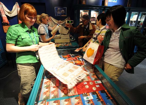 Tourists select handicrafts in Belarus Pavilion at the World Expo Park in Shanghai, east China, May 11, 2010. 