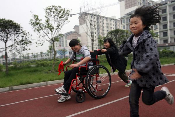 Gao Xiaoqin (L) from Xiaojin County and Li Yao (R) from Beichuan County run a race in You'ai School of Dujiangyan, Sichuan Province, on May 7, 2010.