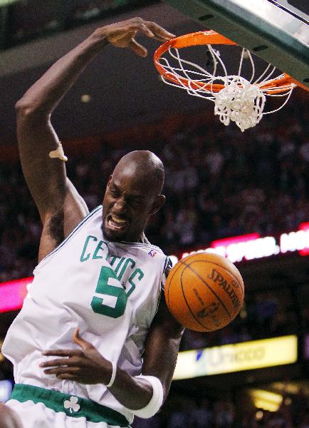 Boston Celtics Kevin Garnett goes up for a slam dunk against the Cleveland Cavaliers during the fourth quarter in Game 6 of their NBA Eastern Conference playoff basketball series in Boston, Massachusetts May 13, 2010.(Xinhua/Reuters Photo) 