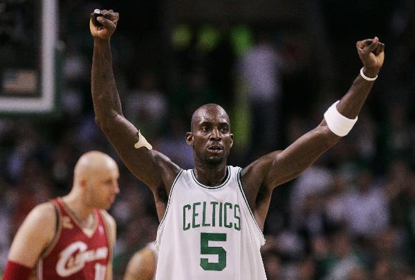 Boston Celtics Kevin Garnett celebrates in front of Cleveland Cavaliers Zydrunas Ilgauskas (L) during the third quarter in Game 6 of their NBA Eastern Conference playoff basketball series in Boston, Massachusetts May 13, 2010.(Xinhua/Reuters Photo) 