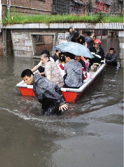 Local residents are moved to a safe place after strong rainstorms hit Xinhua County of Hunan Province. 