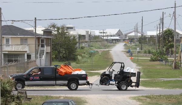 Oil boom is delivered to fend off the potential oil pollution, in Grand Isle, Louisiana, the United States, May 13, 2010. [Xinhua] 