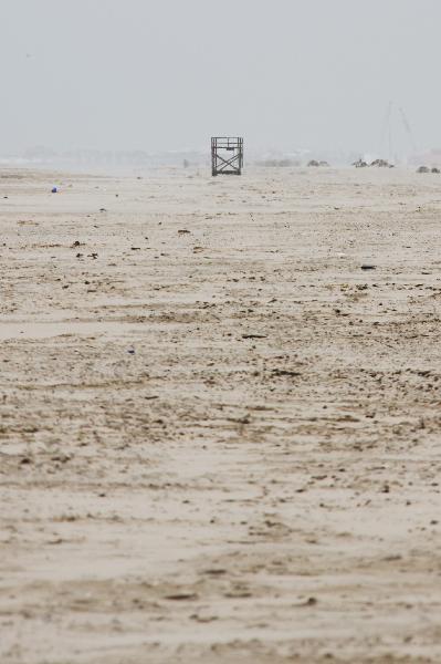 A lone observer shelf is seen on a beach in the tourism town of Grand Isle, Louisiana, the United States, May 13, 2010. [Xinhua] 