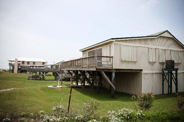 Empty seascape building is pictured in the tourism town of Grand Isle, Louisiana, the United States, May 13, 2010. The sea area off Grand Isle is facing the potential oil pollution due to the oil spill of the BP Deepwater Horizon Platform in the Gulf of Mexico which is diffusing in the Gulf. [Xinhua] 