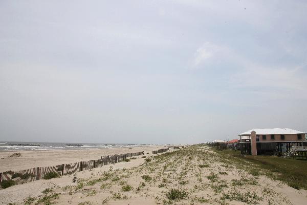 Empty beach is seen in the tourism town of Grand Isle, Louisiana, the United States, May 13, 2010. [Xinhua] 