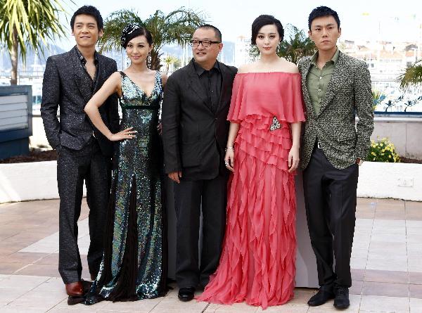 Chinese director Wang Xiao-shuai (C) poses for a group photo with cast members of his film 'Chongqing Blues' (Rizhao Chongqing) in Cannes of France, May 12, 2010.