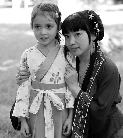Li Yiman (right), who makes traditional Chinese hanfu dresses, poses with a girl also dressed in a hanfu outfit. [File photo]
