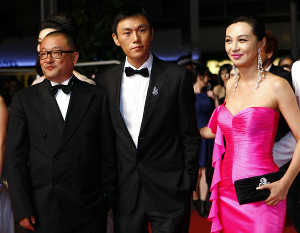 Chinese director Wang Xiaoshuai (L) arrives with cast members Qin Hao (C) and Li Feier on the red carpet for the screening of the film 'Rizhao Chongqing' (Chongqing Blues) presented in competiton at the 63rd Cannes Film Festival in Cannes, France, May 13, 2010. 