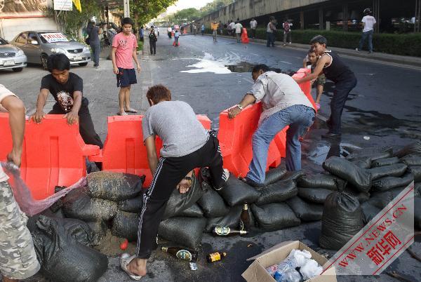 Thai anti-government 'red shirt' protesters create a barricade near a military checkpoint in Bangkok May 14, 2010. 
