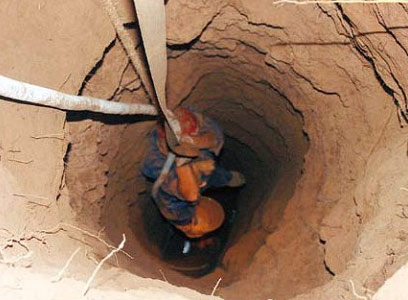 An ancient grave robber in Shandong Province is uplifted from a deep hole by the police.