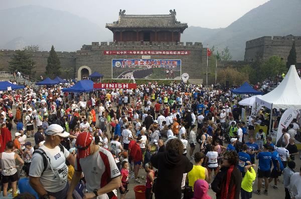 Players take part in a marathon starting on the Zhengguan Square at Huangyaguan Greatwall in Jixian County, Tianjin Municipality, China, May 15, 2010. A Greatwall marathon tourism activity was held here on Saturday which attracted over 1,500 marathon amateurs from over 40 countries and regions. 