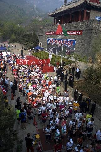 Players take part in a marathon starting on Zhengguan Square at Huangyaguan Greatwall in Jixian County, Tianjin Municipality, China, May 15, 2010. 