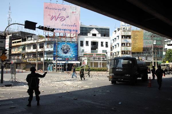 A Thai soldier patrols on a street in Bangkok, capital of Thailand, on May 15, 2010. The intense political situation has continued in Bangkok on Saturday. The death toll from a series of clashes between troops and the anti-government protesters rose to 16 while another 157 were injured. [Xinhua/Thana Nuntavoranut]