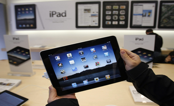 Chairman of China's biggest mobile carrier China Mobile on Saturday reiterated the company's interest in selling Apple's iPad tablet computers in China.
